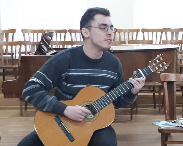 Василь Гончарук виконує авторську пісню «У вирій»  на слова Арсена Вікарука